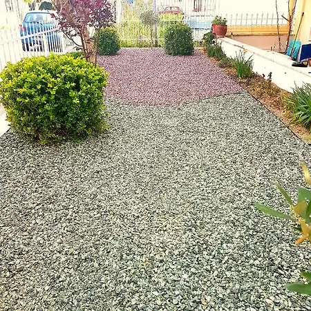 The L アパート Néa Péramos